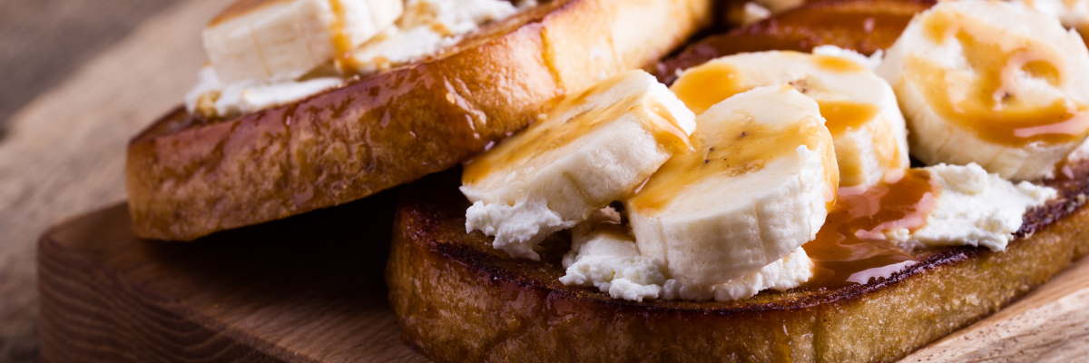 Toast integrale con formaggio molle e banane