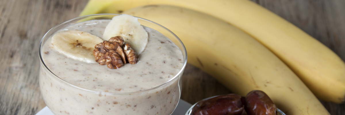 Yogurt con datteri, banane e noci